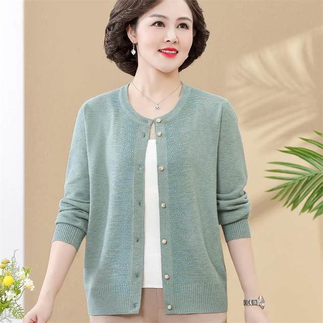 Middle-aged and elderly women's autumn knitted thin cardigan fashionable sweater coat 50-year-old mother's spring and autumn sweater short jacket

