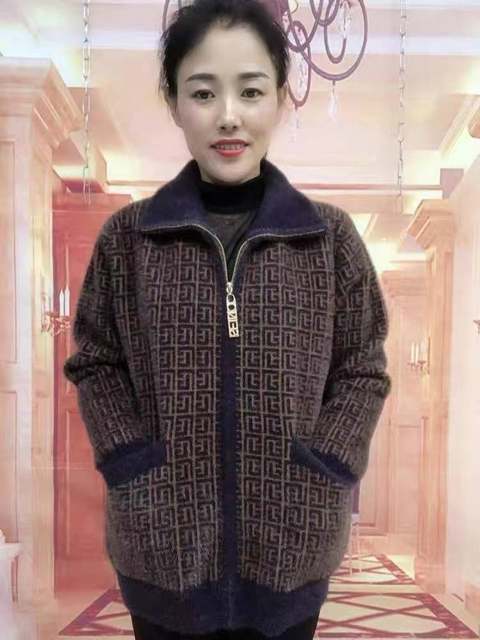 
The same mother's double-sided mink velvet thickened jacket for middle-aged and elderly women's plaid and fashionable sweater cardigan