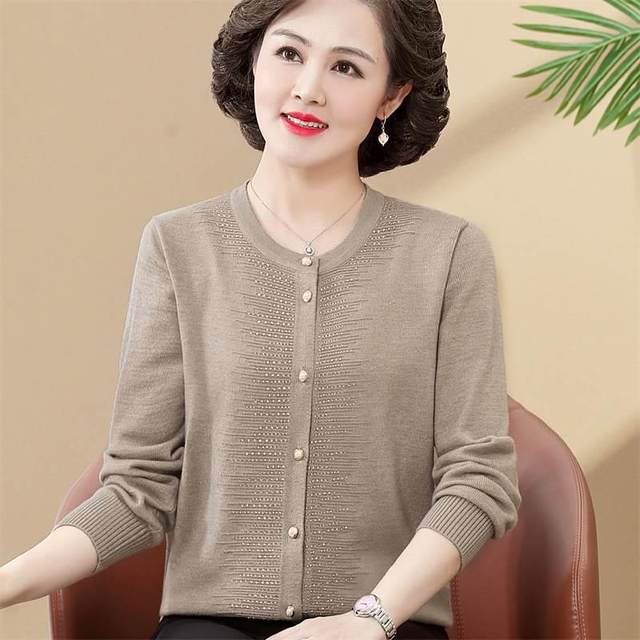 Middle-aged and elderly women's autumn knitted thin cardigan fashionable sweater coat 50-year-old mother's spring and autumn sweater short jacket
