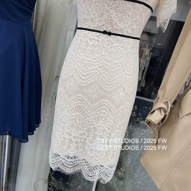French style V-neck lace short-sleeved dress for women in spring and summer socialite temperament waist-hugging and slimming skirt
