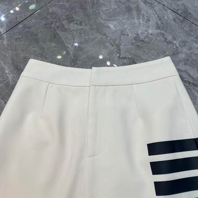 Simple and classic striped print commuting casual anti-exposure short skirt European and American skirt 2025 spring and summer

