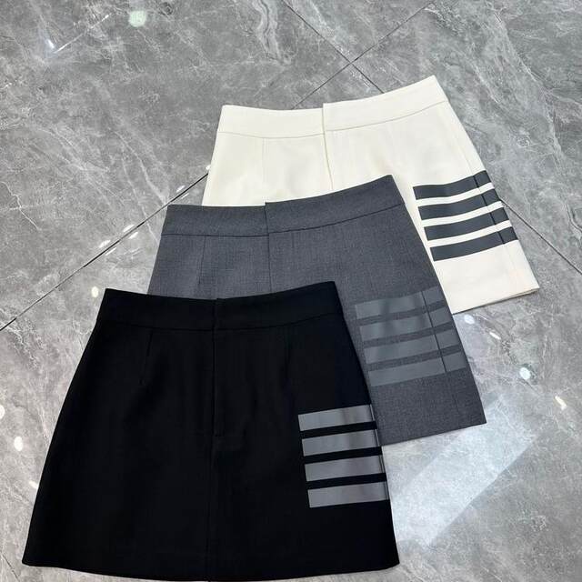 Simple and classic striped print commuting casual anti-exposure short skirt European and American skirt 2025 spring and summer
