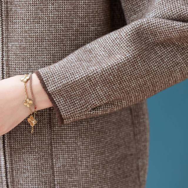 Mom's style jacket 2025 new style looks young, middle-aged and elderly women's spring and autumn fashionable hooded woolen top