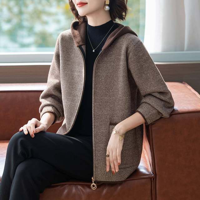 Mom's style jacket 2025 new style looks young, middle-aged and elderly women's spring and autumn fashionable hooded woolen top