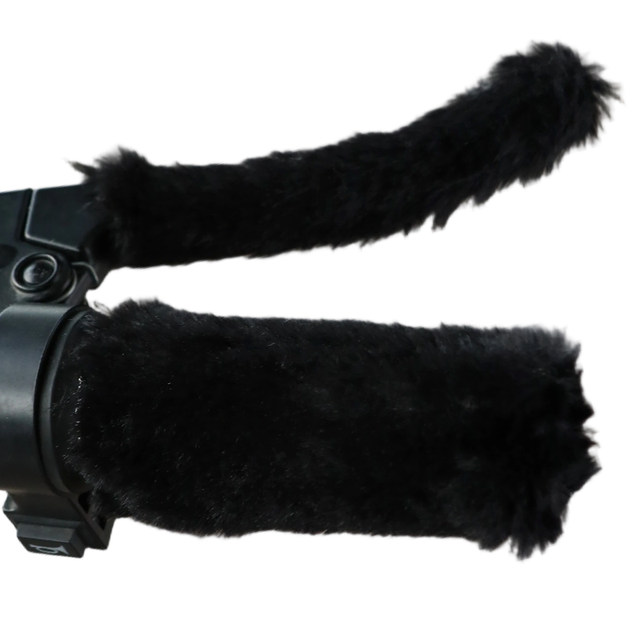 Electric car handlebar handlebar bottle driver holds the handle of the handle to keep the motorcycle in the winter plush brakes thick artifact
