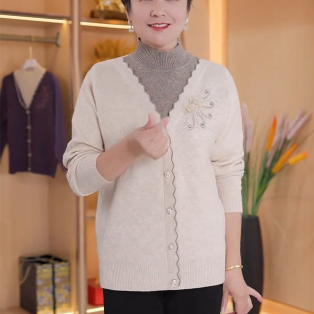 2025 new fake two-piece knitted sweater for middle-aged and elderly women, thickened velvet sweater, mother's winter wear, inner layering shirt