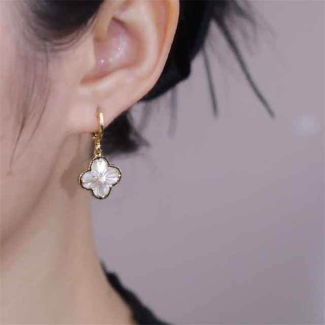 Exquisite four -leaf grass high -level sensor ear buckle female S925 sterling silver needle French niche cold wind earrings explosion earrings female
