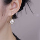 Exquisite four -leaf grass high -level sensor ear buckle female S925 sterling silver needle French niche cold wind earrings explosion earrings female
