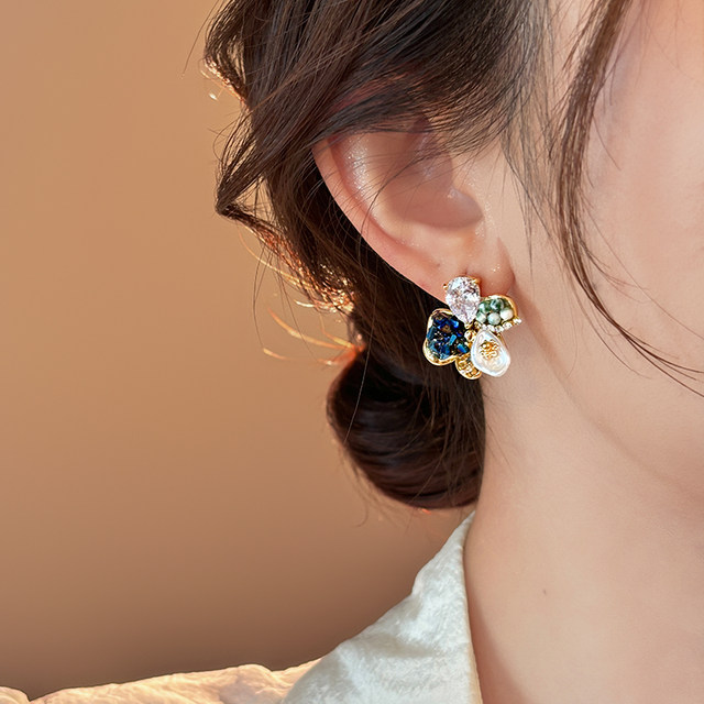 Retro flower crystal pearl earrings for women high-end light luxury earrings 2025 new style unique and beautiful autumn and winter earrings