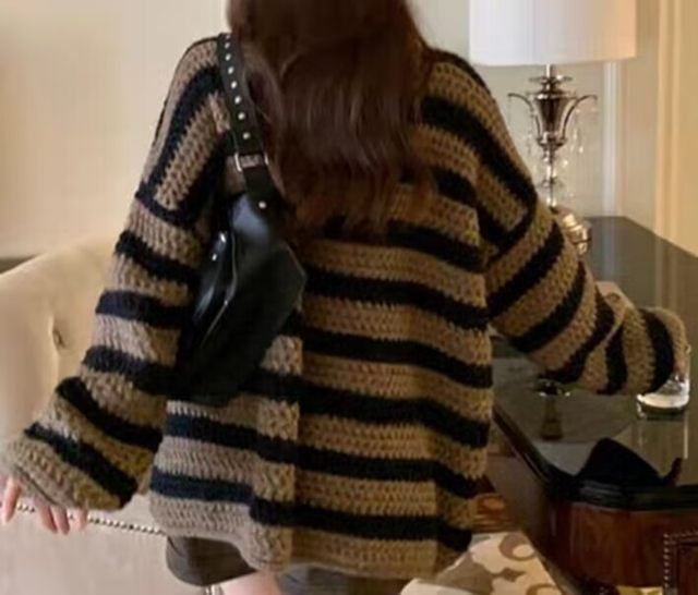 Retro lazy thickened striped sweater for women in autumn and winter 9-minute sleeves one-length neck sweater loose chic top pullover
