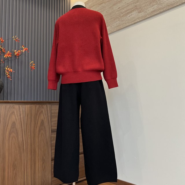 Fashionable and Western-style mother's clothing, new knitted tops and pants, two-piece middle-aged and elderly women's autumn and winter sweater sets