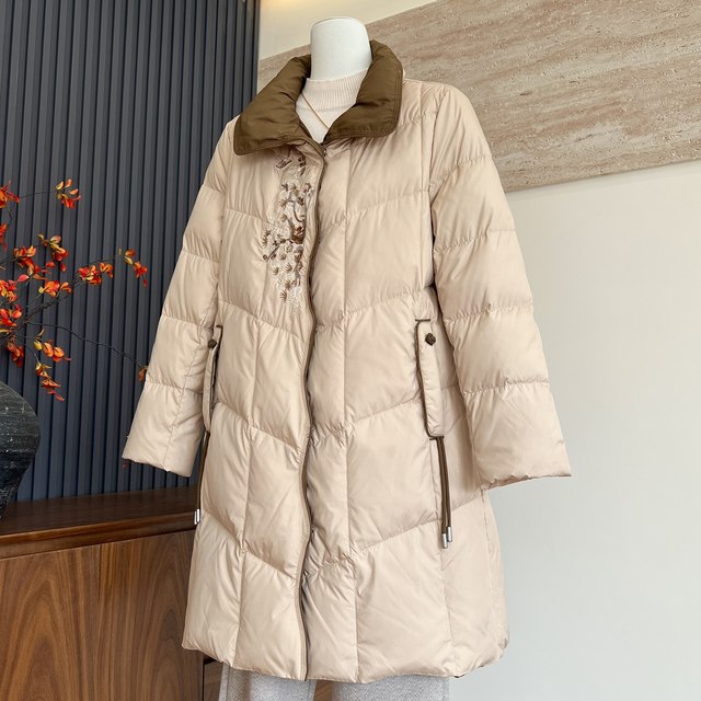 Fashionable and temperamental mother's clothing new winter long down jacket cardigan middle-aged and elderly women warm 90 white duck down jacket