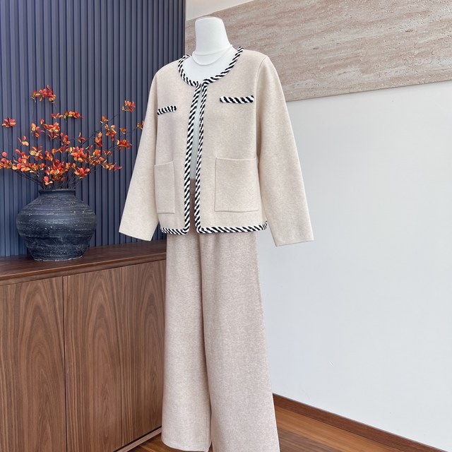 Temperament and fashionable new autumn and winter mother's knitted small fragrance style top coat middle-aged women's elastic waist pants set