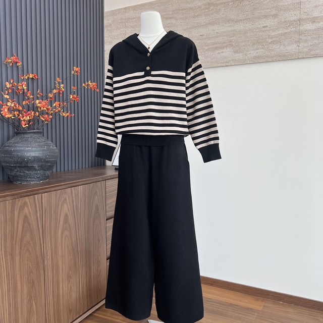 New autumn mother suit fashionable hooded pullover top cropped pants middle-aged and elderly women's casual sweater set