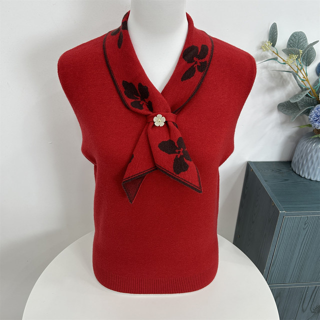 Middle-aged and elderly young mothers wear autumn and winter thick sweater 2025 new warm top middle-aged women's fashionable knitted base shirt