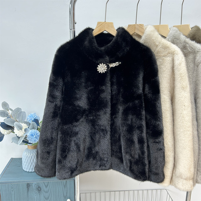 Mom's autumn and winter style short top, middle-aged lady's winter clothing, middle-aged and elderly fur one-piece mink velvet jacket