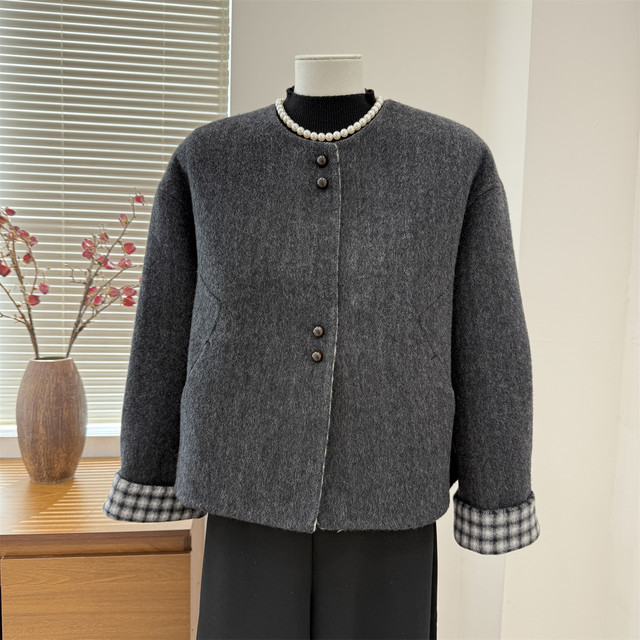 2025 new mother's winter woolen coat middle-aged and elderly women's autumn and winter short round neck cardigan woolen coat