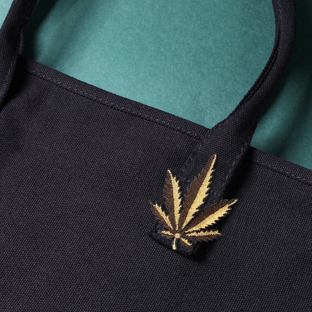 Exquisite maple leaf brooch, high-end women's anti-exposure clothing pin, accessories, niche design corsage, temperament, retro jewelry
