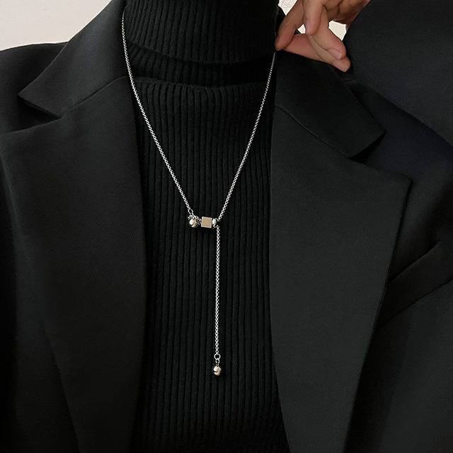 Long necklace for women 2025 new high-end light luxury niche jewelry decorative sweater chain autumn and winter clothes accessories