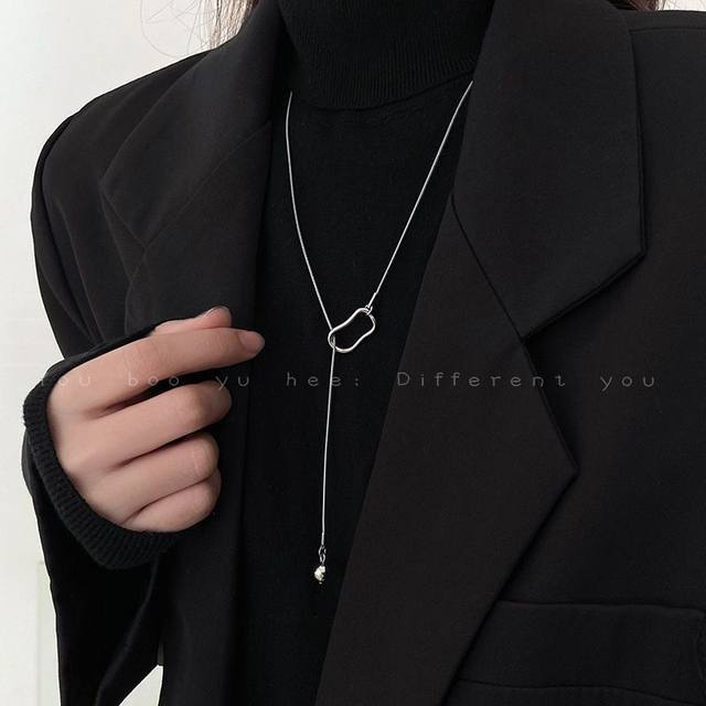 Long necklace for women 2025 new high-end light luxury niche jewelry decorative sweater chain autumn and winter clothes accessories