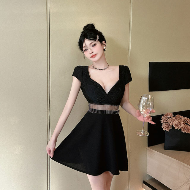 Sexy low-cut v-neck lace spliced ​​short-sleeved dress for work at nightclubs

