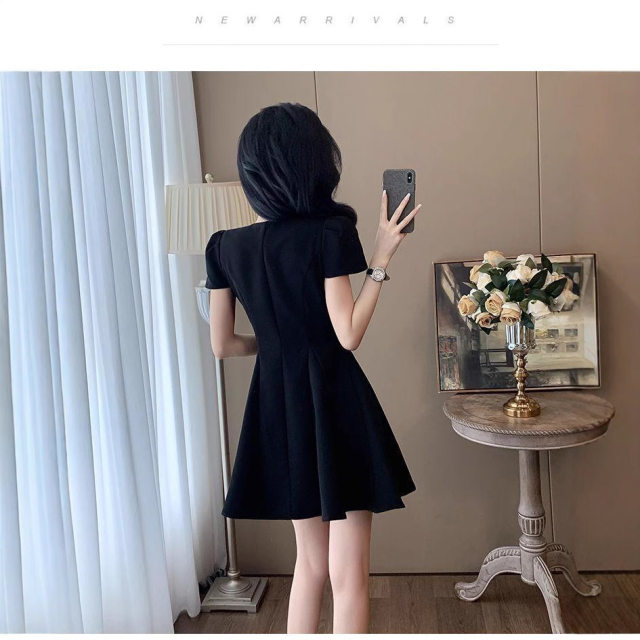The famous lady is fashionable, waist-tight, slim, A-line double-breasted temperament and elegant OL style commuting summer V-neck suit dress