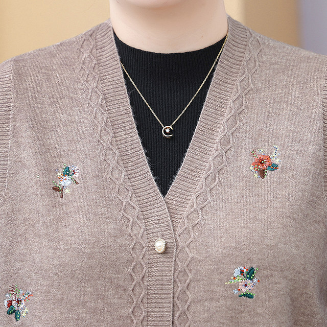 Old lady spring and autumn embroidered horse clip plus fat mother large size vest vest grandma vest top knitted cardigan
