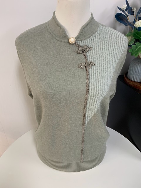 High-end autumn and winter cold-resistant and warm mother's woolen sweater with velvet and thickening, loose, short, long-sleeved sweater for middle-aged and elderly women