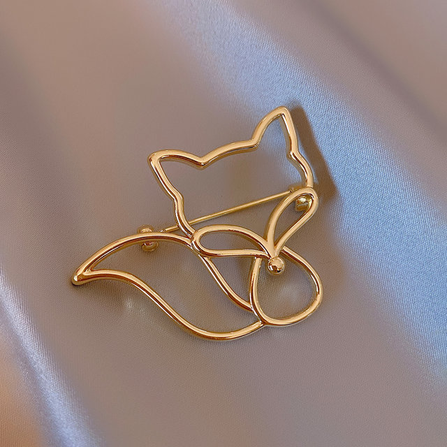 Golden hollow little fox high-end brooch for women's suit pin accessories Korean internet celebrity niche light luxury letter accessories