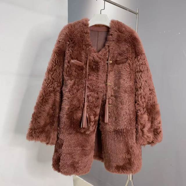 
2025 imported Tuscany fur integrated women's V-neck mid-length tassel horn buckle jacket 299 long 81