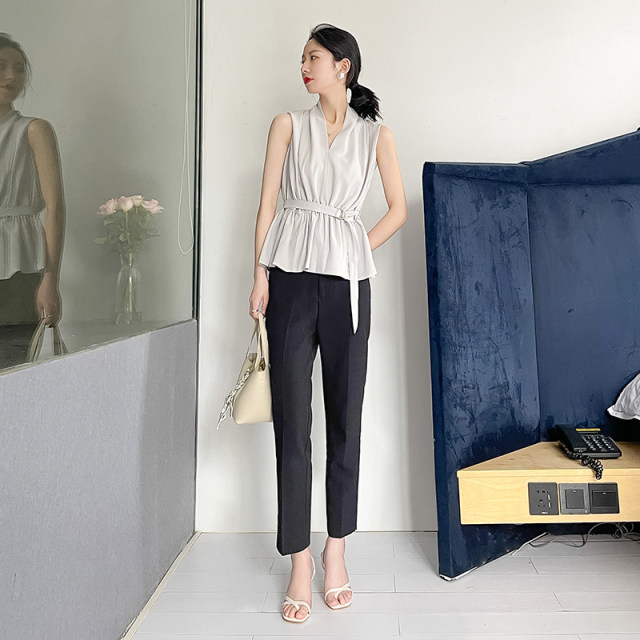 High-end sleeveless shirt for women with v-neck, professional temperament, French design, niche waist style, chic chiffon top