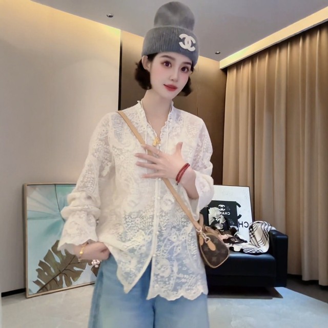 French high-end mid-length V-neck lace shirt for women in spring 2025 new fashionable and popular super beautiful shirt