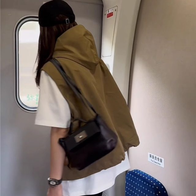 Hat hooded women's vest short autumn new version 2024 Korean version retro loose little man, shoulder, shoulders wear horse clip