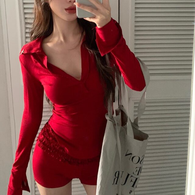 Red V -neck long -sleeved t -shirt female early autumn slimming thin bottom shirt arc hot girl unique top
