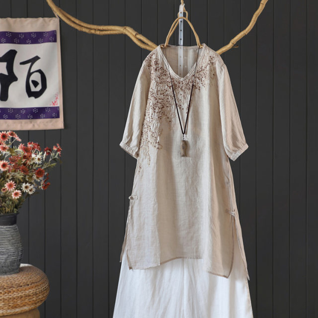 Literary temperament Mid -length round necklads, slopes, split heavy workers embroidery, sleeve fine stuffy t -shirt tea clothing