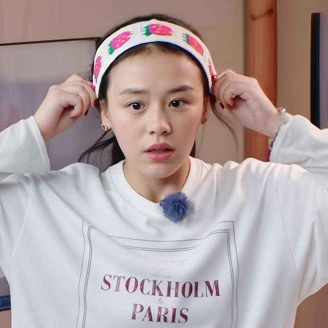 Li Qin's same style sticky bangs magic stickers for broken hair magic stickers knitted hairbands and hair hoops women's face wash headbands