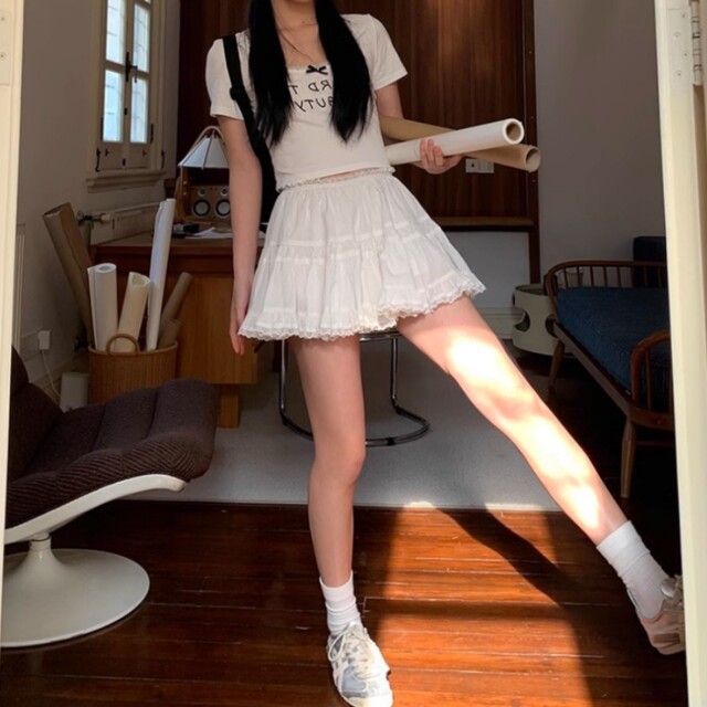 French retro white skirt for women in spring and autumn, outer wear, A-line cake skirt, lace high-waist temperament short skirt