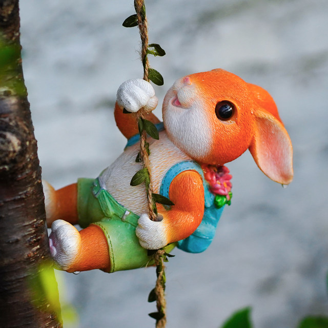 Climbing on the garden tree, little rabbit wall hanging kindergarten courtyard climbing outdoor pipe decoration flower pot pendant ornament
