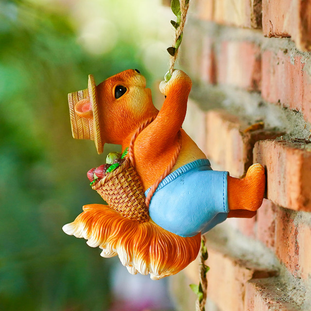 Cute climbing squirrel garden balcony wall hanging pot hanging kindergarten outdoor tree hanging pipe decoration landscaping ornaments