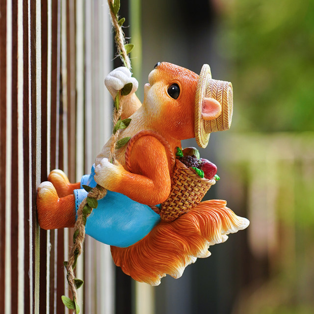 Cute climbing squirrel garden balcony wall hanging pot hanging kindergarten outdoor tree hanging pipe decoration landscaping ornaments