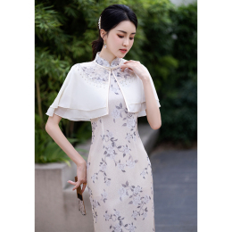 The new 2023 improved young temperament high-end shawl retro Republic of China small short white woman