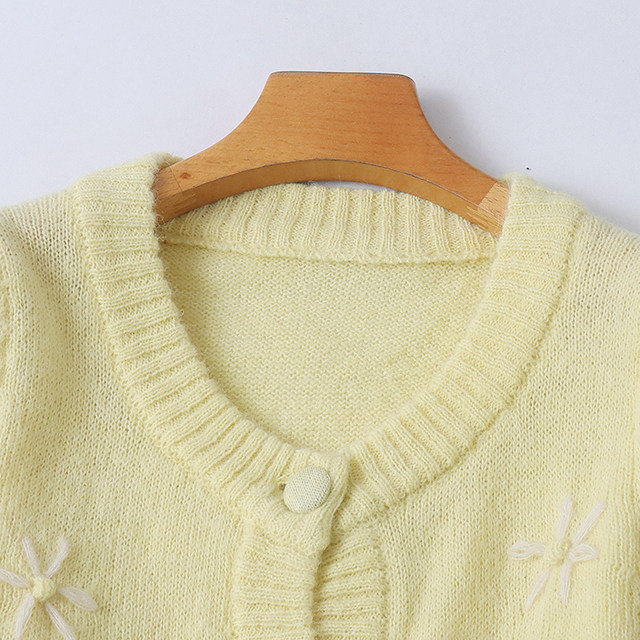 Mid-sleeved cardigan sweater Spring and autumn new women's fashion age-reducing round neck single-breasted five-point sleeve sweater 30513

