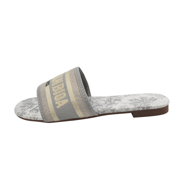 Super hot French flat sandals for women in summer wear fashionable and high-end 2025 new small fragrance style beach shoes