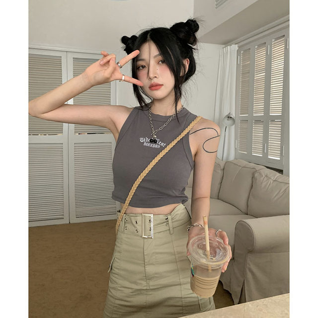 Hot girls wear black sports embroidered suspender vest for women in summer short knitted bottom sleeveless top
