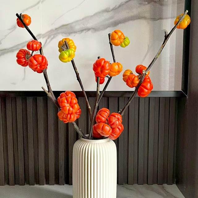 Fresh net red little pumpkin small tomato flower really flowers fresh cut branches and long flowers period can be used as dry flowers
