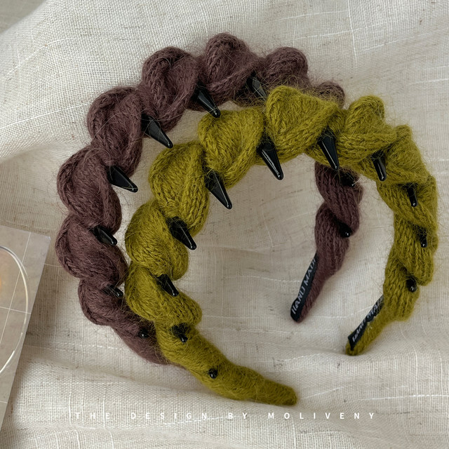 Fashionable braided wool headband headband for women, autumn and winter temperament high skull plush headband hair accessory non-slip toothed hairpin