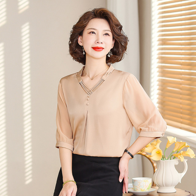 Qi Dai black silk mulberry silk big brand top for women 2025 spring and summer new V-neck five-point sleeve mother dress shirt
