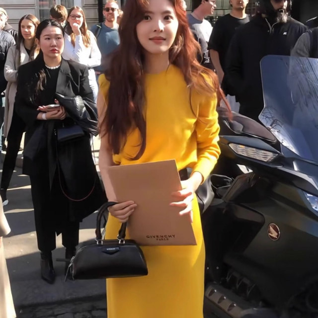 Unable to coax Zhang Ruonan Wen Yifan's French retro temperament waist-hugging and slimming one-shoulder yellow knitted dress for women
