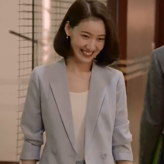 
After Gao Lu's relationship with the United States, Shu Qing's same white round neck base vest chiffon shirt women's suit base OL top summer