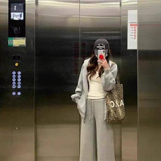 White suspender vest for women with chest pads and wear summer 2025 new versatile beautiful back sleeveless base top